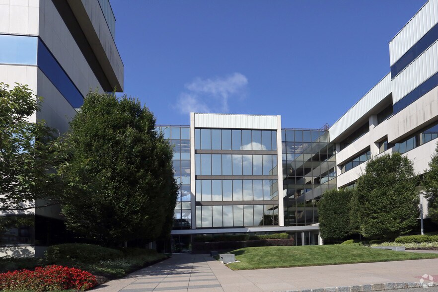 More Photos Of 125 Chubb Ave, Lyndhurst Office For Lease