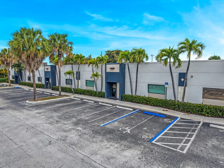 More Photos Of 8111-8119 NW 33rd St, Miami Warehouse For Sale