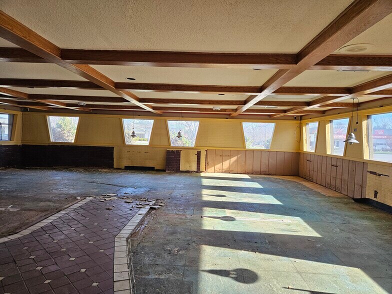 More Photos Of 3199 Bay Rd, Saginaw Restaurant For Lease