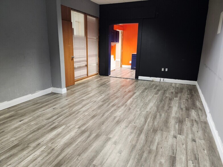 More Photos Of 4365 Queen St, Niagara Falls Storefront Retail Office For Lease