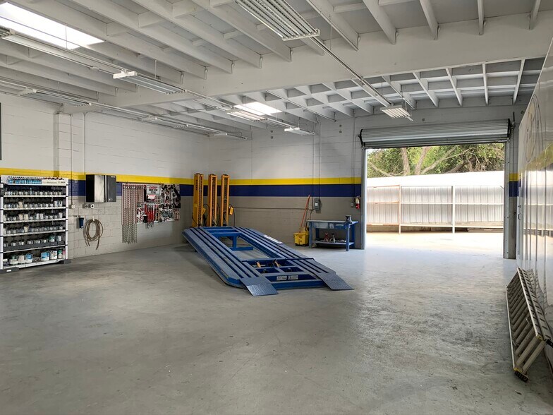 More Photos Of 11481 Ventura Blvd, Studio City Auto Repair For Lease