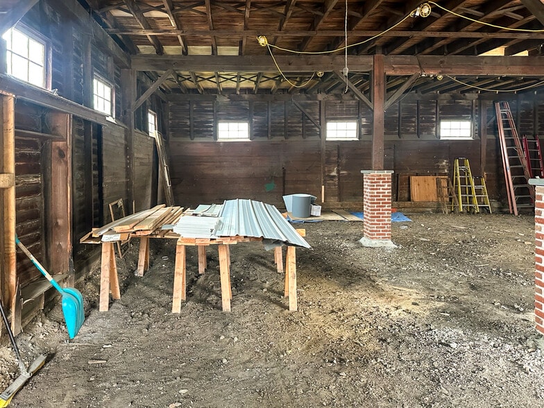 More Photos Of 9 Republic Aly, New Freedom Light Manufacturing For Sale