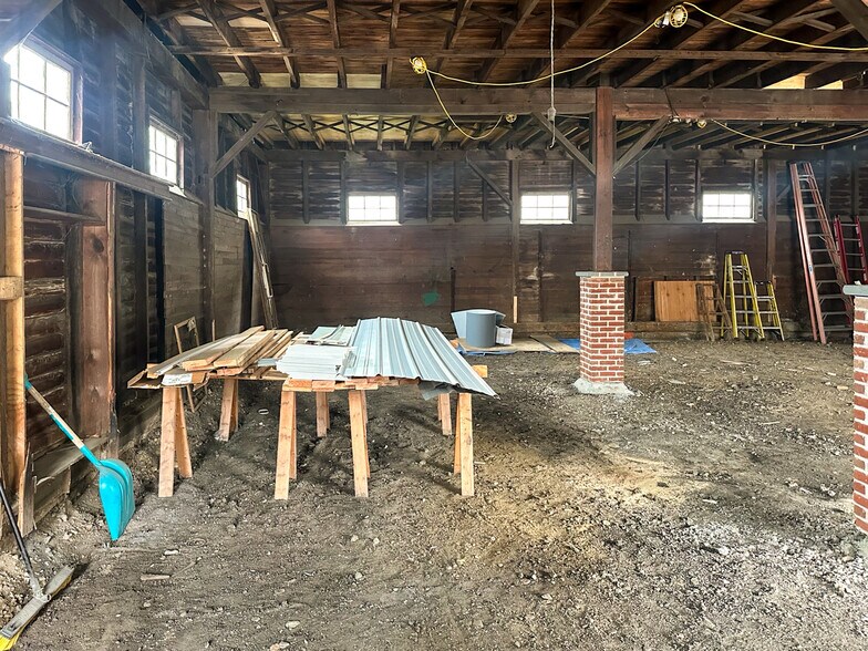 More Photos Of 9 Republic Aly, New Freedom Light Manufacturing For Sale