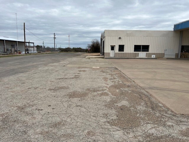 More Photos Of 2001 S Bridge St, Brady Office For Sale