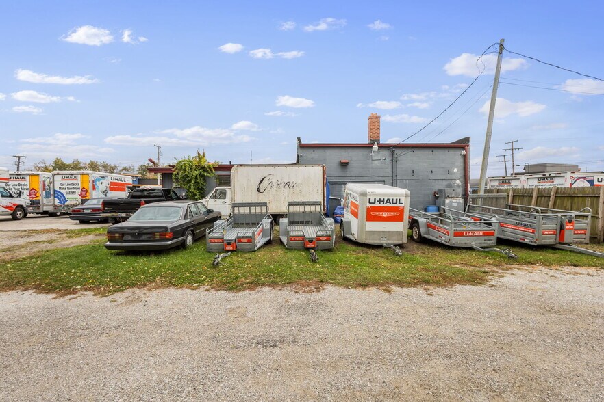 More Photos Of 1001-1003 Calumet Ave, Valparaiso Auto Repair For Sale