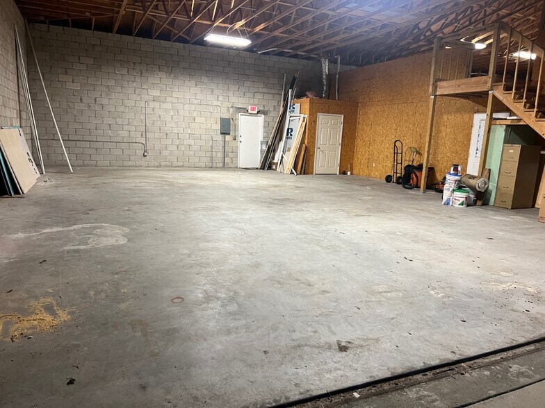 More Photos Of 3037 SW 3rd Ter, Okeechobee Showroom For Lease