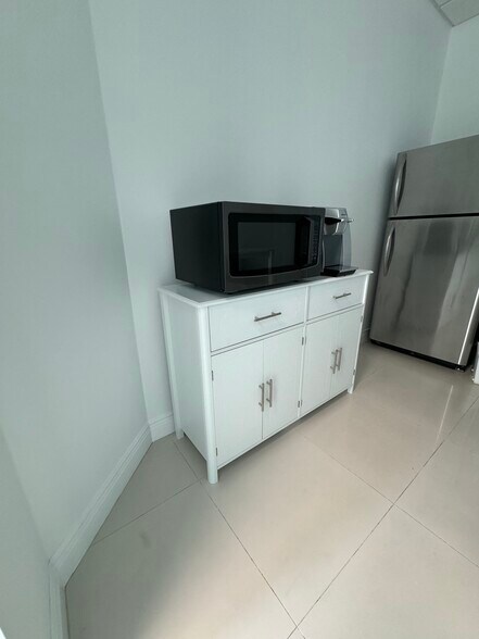 More Photos Of 175 SW 7th St, Miami Medical For Sale