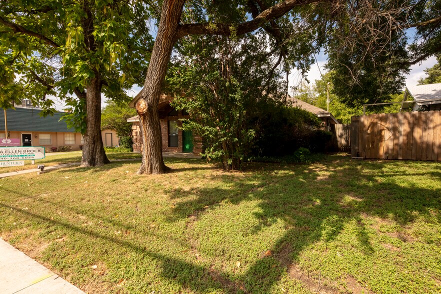 More Photos Of 1005 N Elm St, Denton Office For Lease