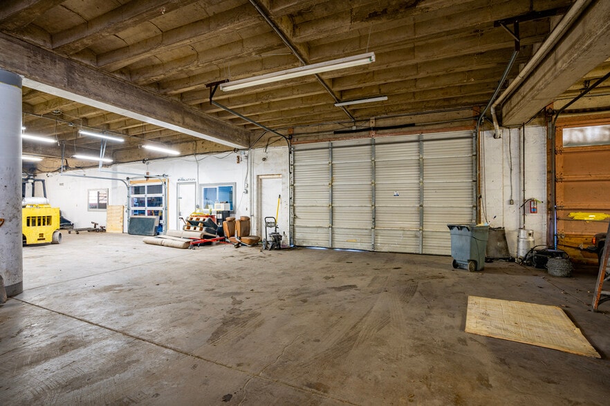 More Photos Of 1204 Powhattan St, Dallas Industrial For Sale