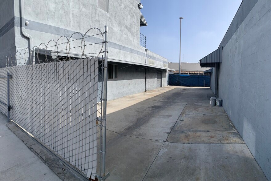 More Photos Of 1018 E Chestnut Ave, Santa Ana Warehouse For Lease