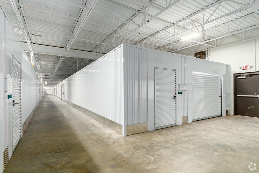 More Photos Of 900 Pressley Rd, Charlotte Warehouse For Lease