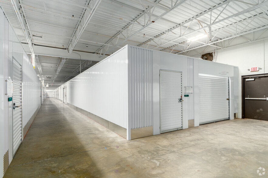 More Photos Of 900 Pressley Rd, Charlotte Warehouse For Lease