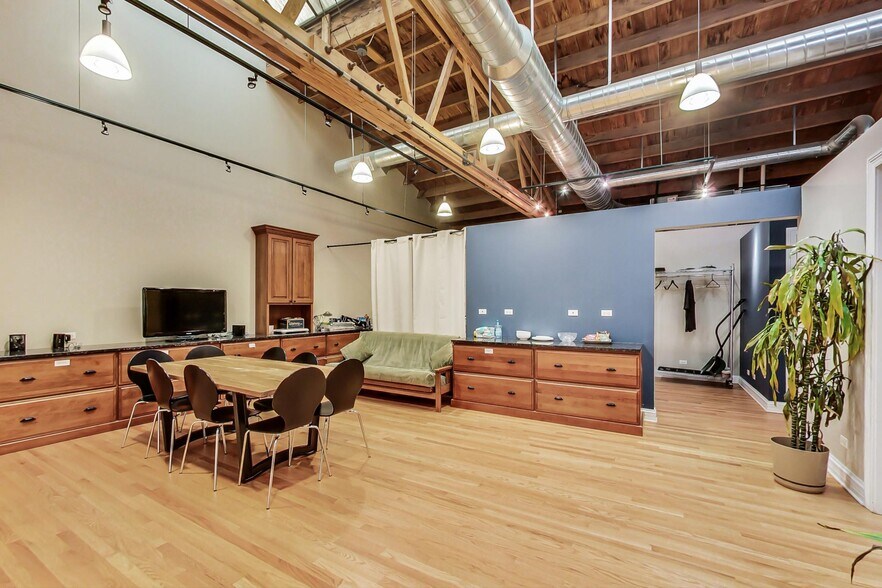More Photos Of 2822 Central St, Evanston Loft Creative Space For Sale