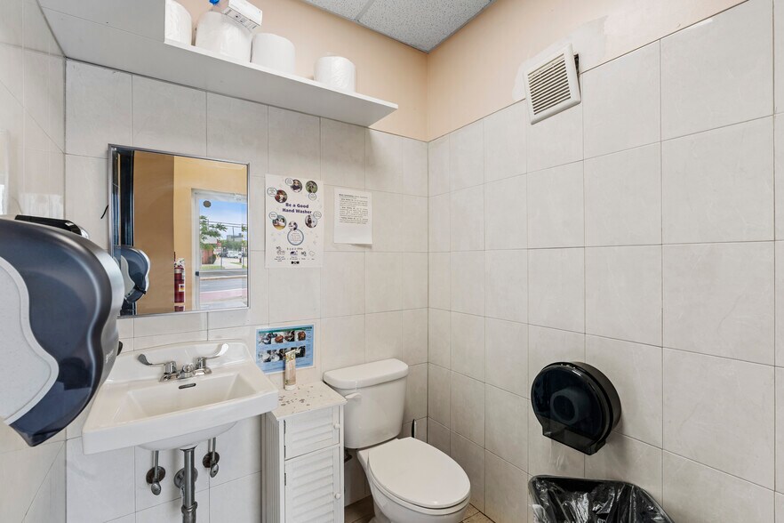 More Photos Of 2707 Hylan Blvd, Staten Island Office For Lease