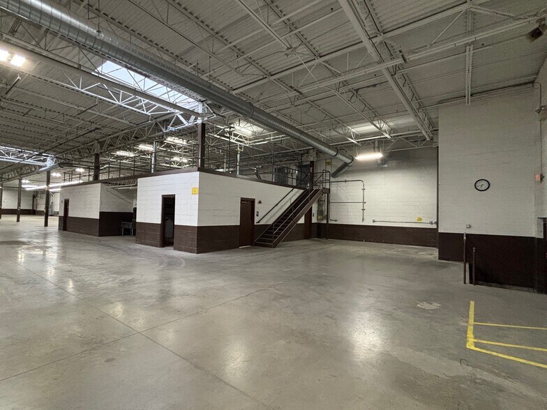 More Photos Of 340 Nagel Dr, Cheektowaga Distribution For Lease