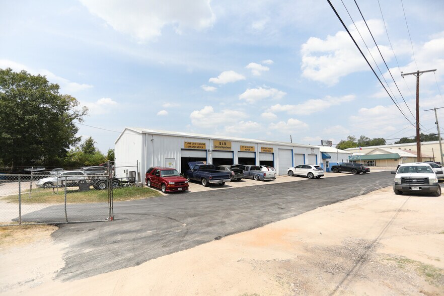 More Photos Of 815 E Davis St, Conroe Auto Dealership For Sale