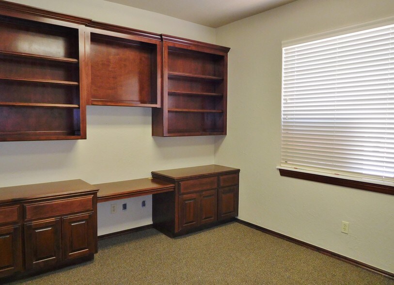 More Photos Of 400 S Mustang Rd, Yukon Office For Sale