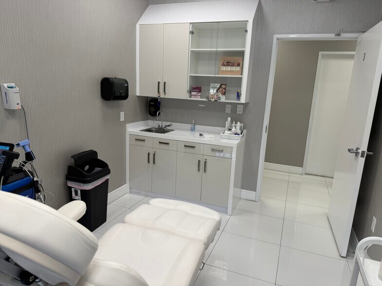 More Photos Of 585 NW 161st St, Miami Medical For Lease