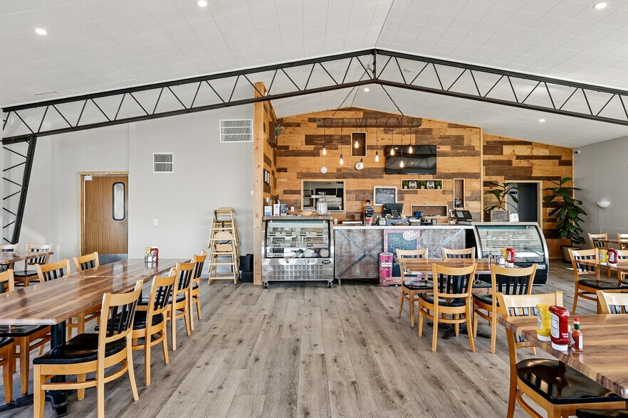 More Photos Of 91 E Main St, Bicknell Hotel For Sale