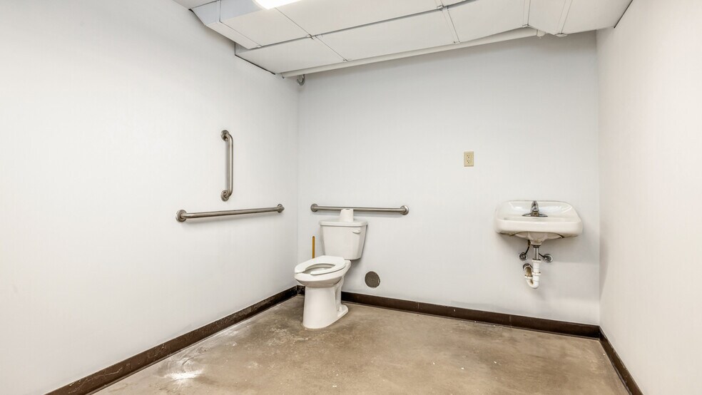 More Photos Of 1025 Pyle Dr, Kingsford Industrial For Sale
