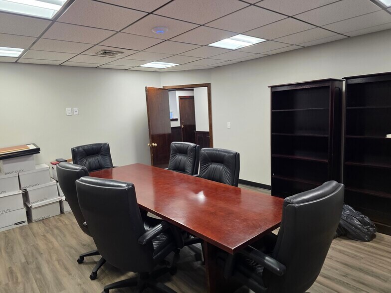 More Photos Of 98 Willis Ave, Mineola Office For Lease