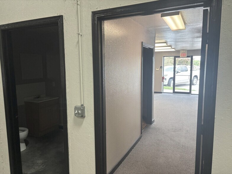 More Photos Of 1035 E 23rd St, Lawrence Warehouse For Lease