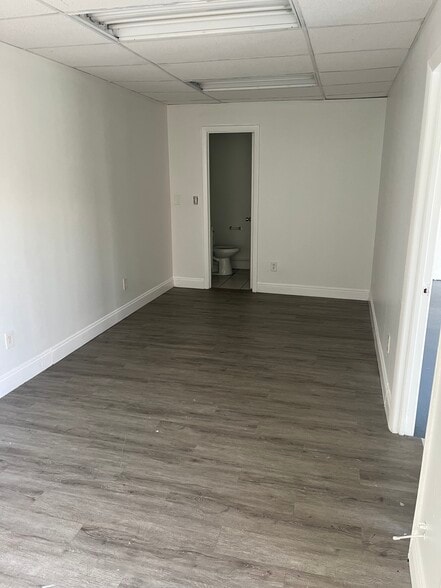 More Photos Of 1922 NE 149th St, North Miami Office For Lease