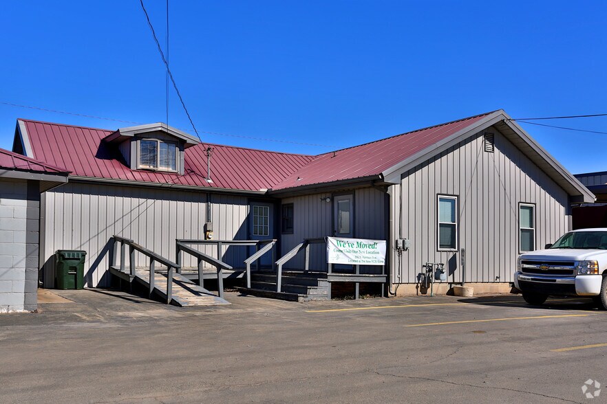 More Photos Of 1015 E Main St, Cushing Office For Lease