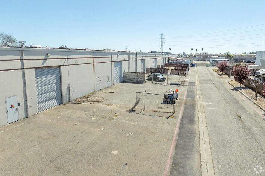 More Photos Of 8530 Fruitridge Rd, Sacramento Warehouse For Lease