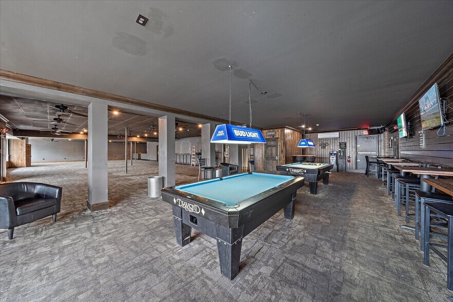 More Photos Of 6523 Gateway Ave, Sarasota Bar For Lease