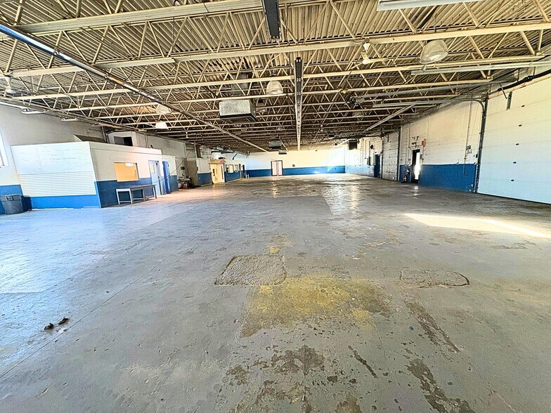 More Photos Of 123 Moore Rd, Weymouth Showroom For Lease