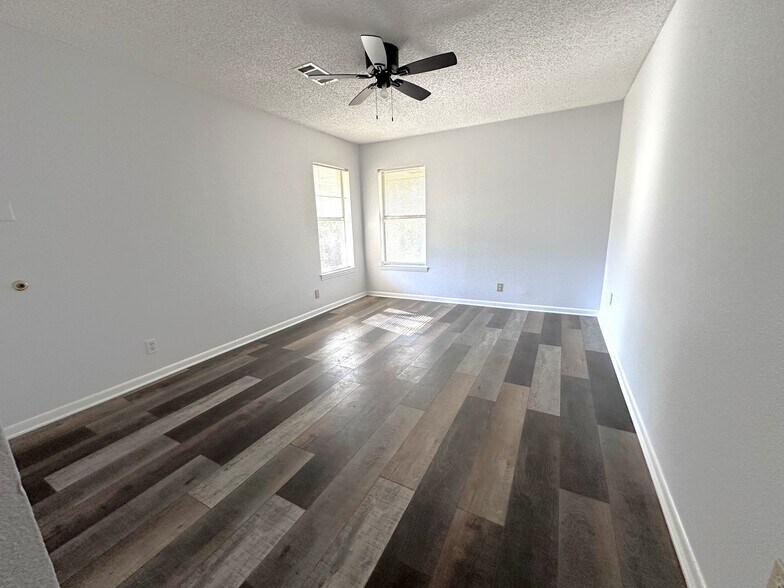 More Photos Of 722 E Wheatland Rd, Duncanville Office For Sale