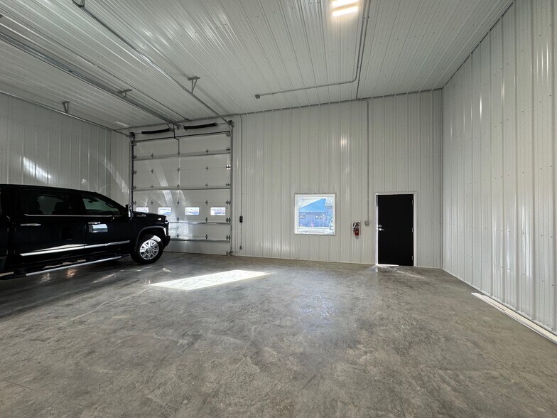 More Photos Of 6035 Rome Cir, Rochester Warehouse For Lease