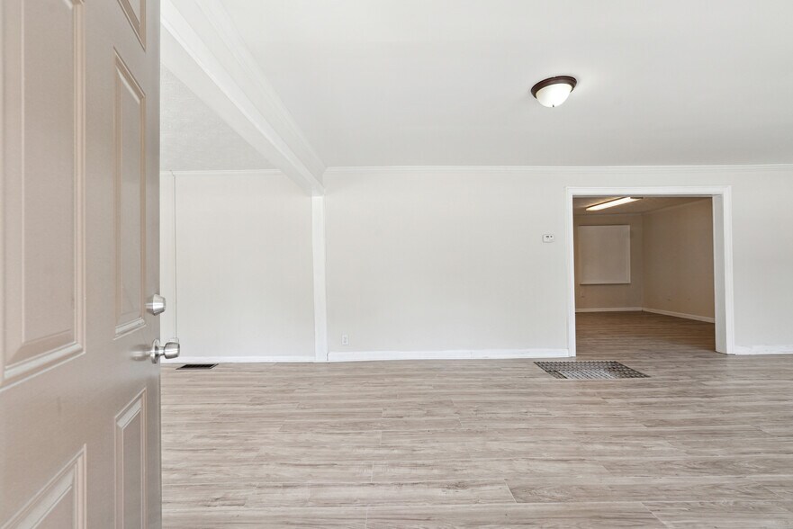 More Photos Of 401 SW Cleveland Ave, Atlanta Office Residential For Sale