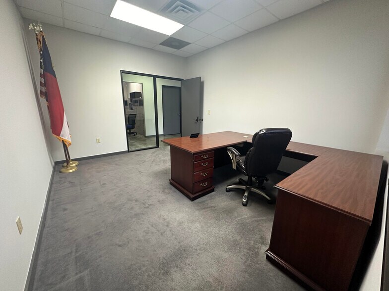 More Photos Of 115 Pomona Dr, Greensboro Office Residential For Lease