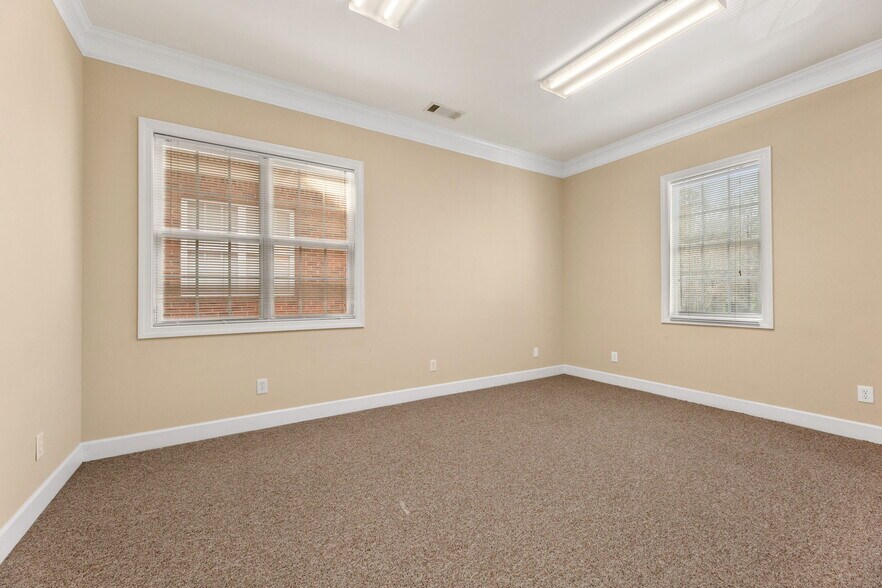 More Photos Of 3535 Roswell Rd, Marietta Business Park For Lease