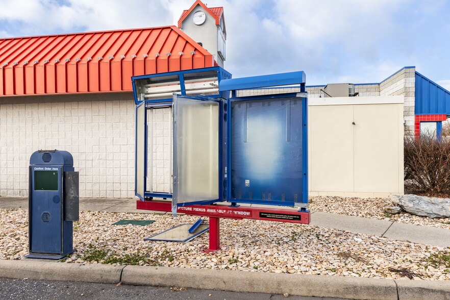 More Photos Of 10937 N Valley Pike, Broadway Restaurant For Lease