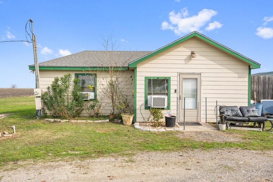 More Photos Of 2225 S State Highway 95, Taylor Freestanding For Lease