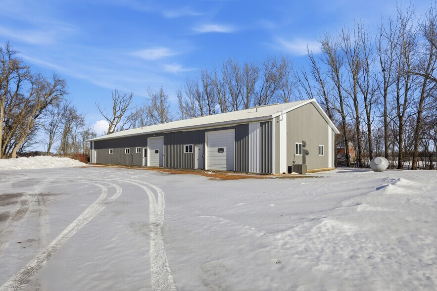 More Photos Of 15652 200th St, Hutchinson Flex For Lease