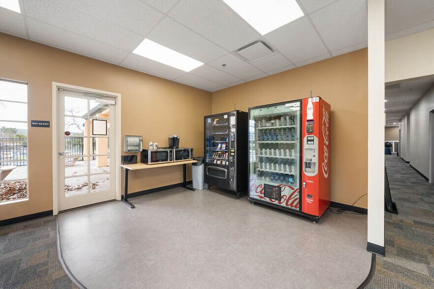 More Photos Of 8845 El Camino Real, Atascadero Storefront Retail Office For Lease