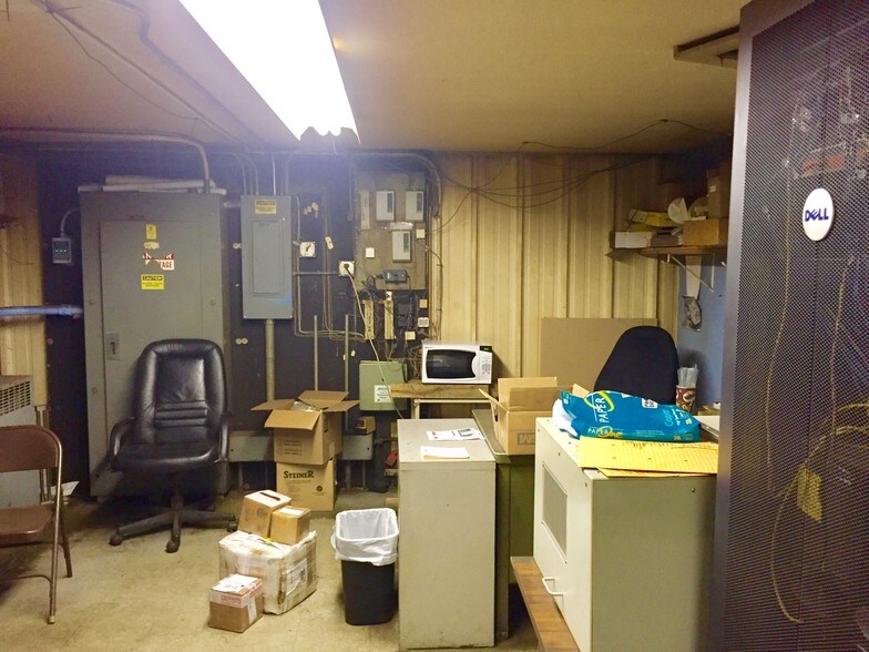 More Photos Of 412 Matteson St, Dyer Warehouse For Lease