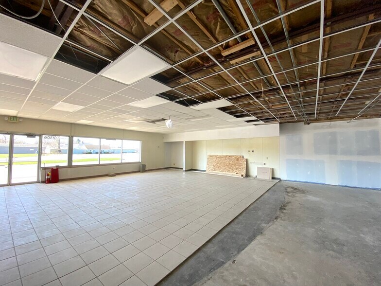 More Photos Of 2306 Calumet Ave, Valparaiso Convenience Store For Sale