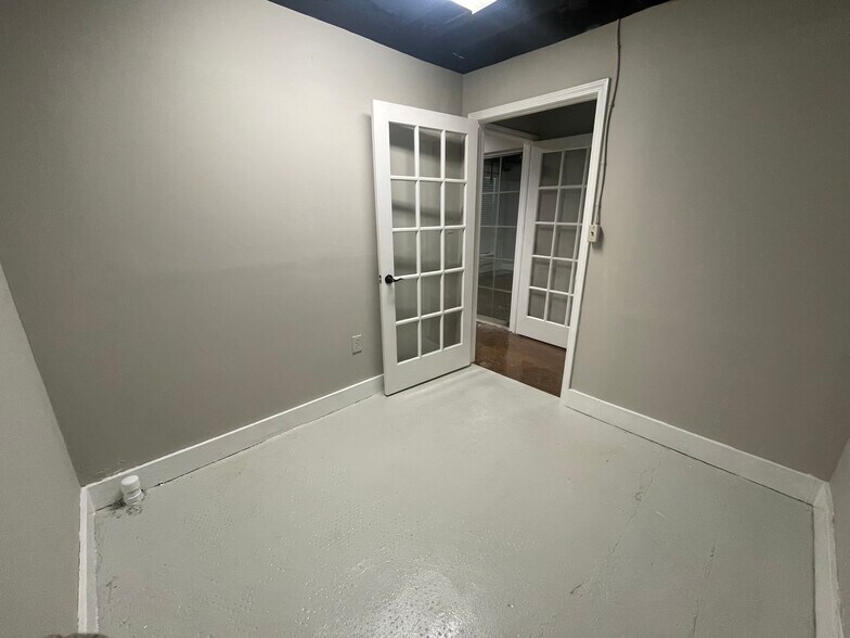 More Photos Of 210 N Main St, Kernersville Storefront For Lease