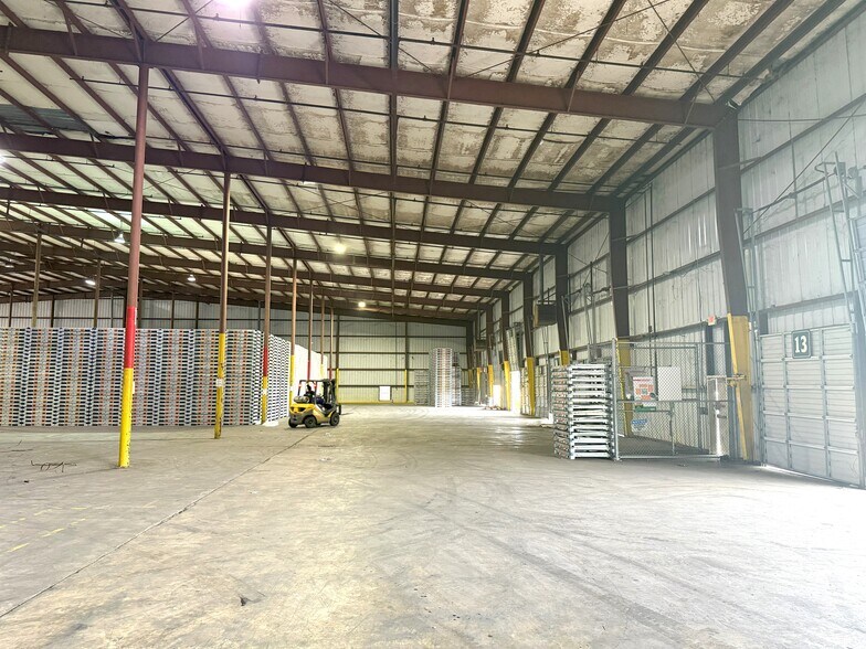 More Photos Of 1000 Le Blanc Rd, Port Allen Distribution For Lease