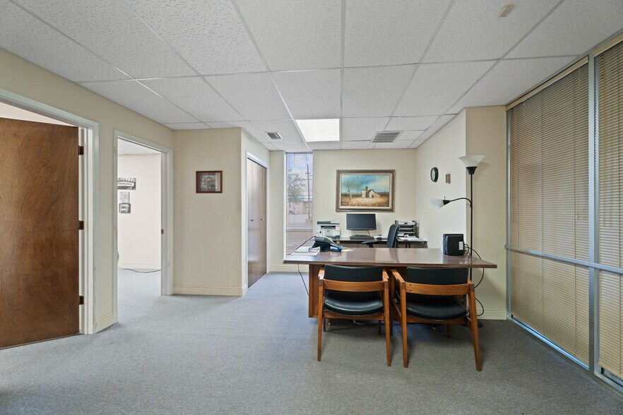 More Photos Of 3305 66th St, Lubbock Office For Sale