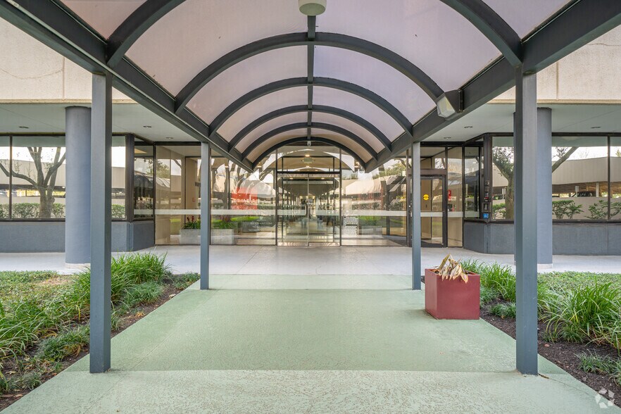 More Photos Of 4800 Sugar Grove Blvd, Stafford Office For Lease