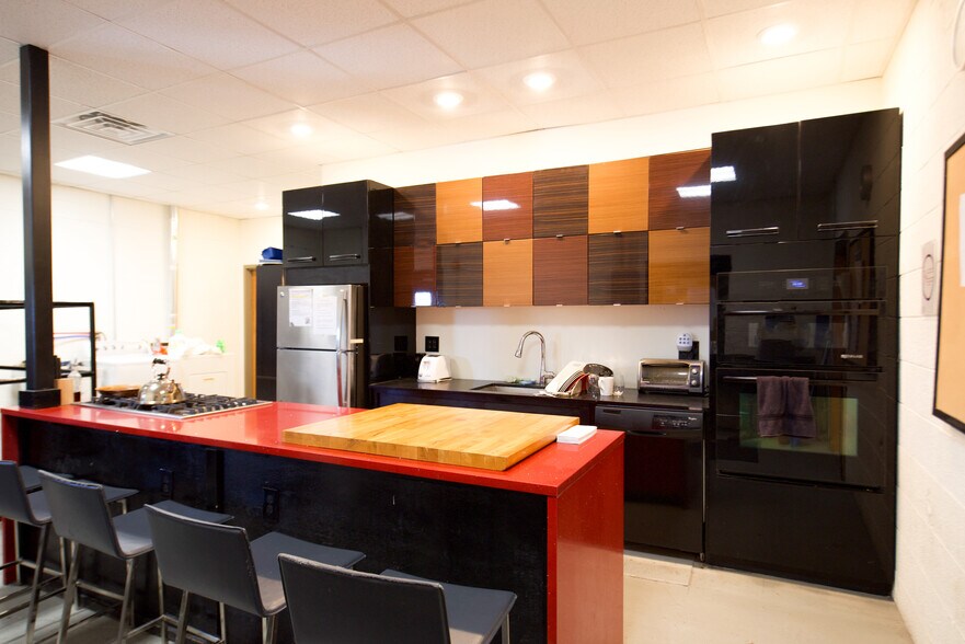 More Photos Of 510-538 State St, Rochester Showroom For Lease
