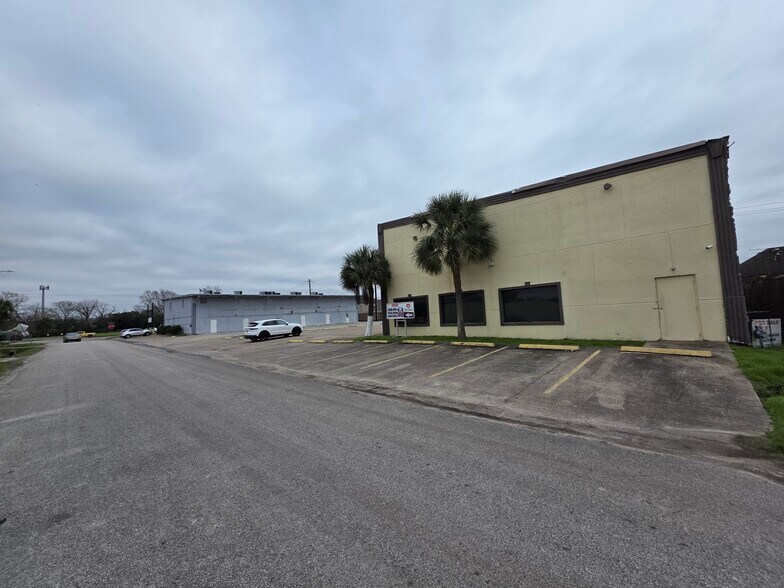 More Photos Of 13210 S Post Oak Rd, Houston General Retail For Sale