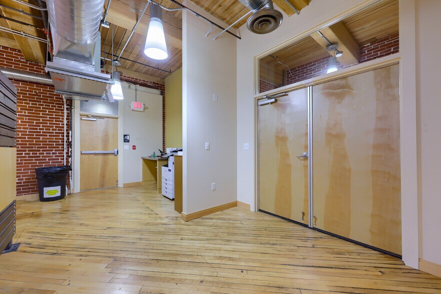 More Photos Of 704 Main St, Akron Flex For Sale