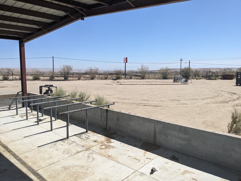 More Photos Of 1537 Kern St, Taft Warehouse For Lease